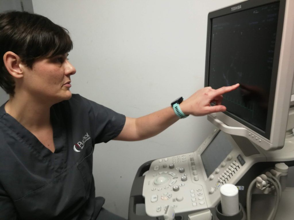 Cardiologa realizando ecocardiografía
